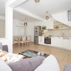Three-Bedroom Holiday Home In Drvenik