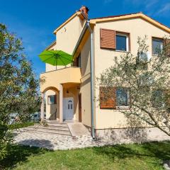 1 Bedroom Nice Apartment In Valbandon