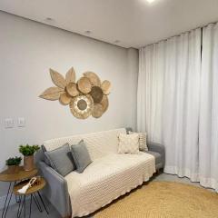 Novíssimo! Charmoso e a 3 minutos a pé da praia