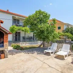 1 Bedroom Lovely Apartment In Vlasici