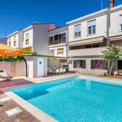 4 Bedroom Beautiful Apartment In Pula