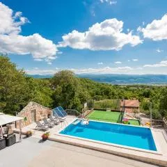 Four-Bedroom Holiday Home In Lokvicici