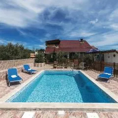 4 Bedroom Beautiful Home In Valtura