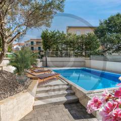 4 Bedroom Cozy Apartment In Srima
