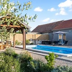 Gorgeous Home In Drinovci With Wifi