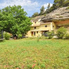 Amazing Home In Beaumettes