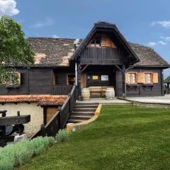 Six-Bedroom Holiday Home In Jastrebarsko
