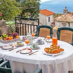 Three-Bedroom Holiday Home In Dragozetici