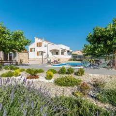 Three-Bedroom Holiday Home In Debeljak