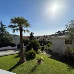 Sea view flat with car park boarder Cannes