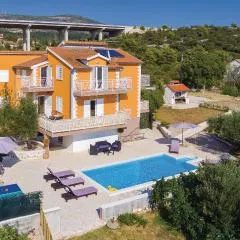 Two-Bedroom Apartment In Sibenik