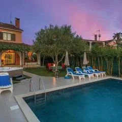 Gorgeous Home In Umag With Jacuzzi