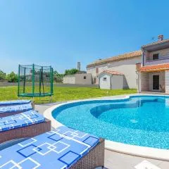 Cozy Home In Bratulici With Kitchen