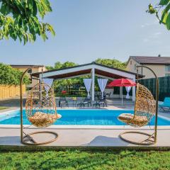 Three-Bedroom Holiday Home In Prolozac Donji