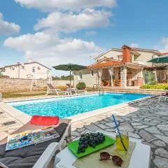 Four-Bedroom Holiday Home In Golubovo