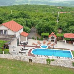 Three-Bedroom Holiday Home In Grab