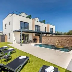 2 Bedroom Stunning Home In Peroj