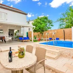 Two-Bedroom Apartment In Metkovic