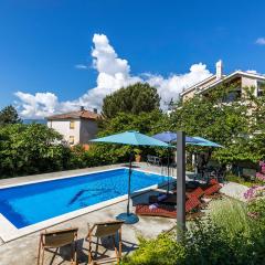 6 Bedroom Stunning Home In Spincici