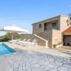 Stunning Home In Unesic