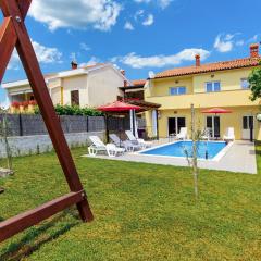 4 Bedroom Amazing Home In Pula