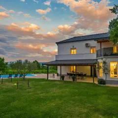 Beautiful Home In Zmijavci With Wifi
