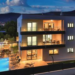 Eight-Bedroom Holiday Home In Kastel Novi