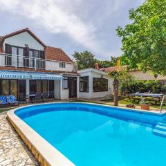 Amazing Home In Liznjan With Kitchen