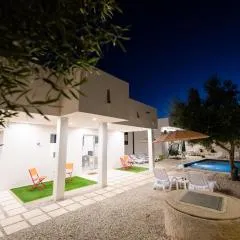 White houses luxury and pool