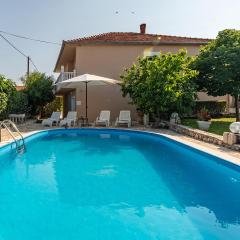 Four-Bedroom Holiday Home Lovinac With An Outdoor Swimming Pool 09