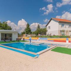 Three-Bedroom Holiday Home In Vinjani Gornji