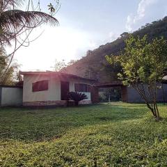Casa com cachoeira-rio no quintal