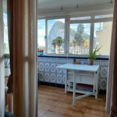 Room with private bathroom in shared apartment 50m from Gibraltar