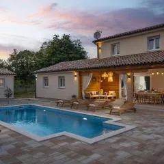 4 Bedroom Lovely Home In Pusti