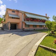 2 Bedroom Beautiful Apartment In Mucici