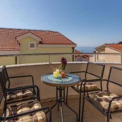Two-Bedroom Apartment In Makarska
