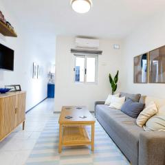 Spacious 2BR Penthouse with a Large Front-Terrace - Close to Bugibba Perched Beach