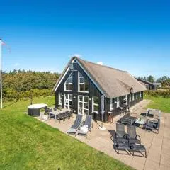 Lovely Holiday Home With Fantastic Views, Fenced Grounds, And A Wilderness Bath