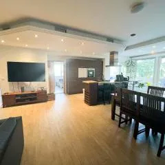 Große & voll ausgestattete Apartments, Studios, Doppelzimmer, Workspace, Parkplatz, Netflix, Prime & schnelles Wifi in ruhiger Lage mit Garten