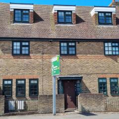 River View - Stunning Garden Flat w Free Parking Pass The Keys