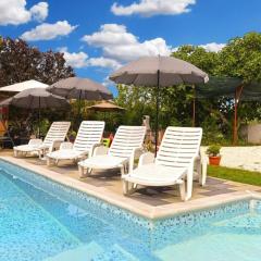 Spacious flat with pool just 300m from the beach