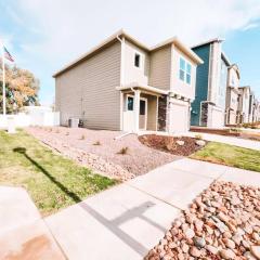 3 Min to Airport Gates Pet Friendly Townhouse