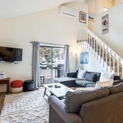 Walk to Lift, Sleeps 6, Shared Hot Tub, Cozy Interiors, Gourmet Dining, Fireplace and Patio