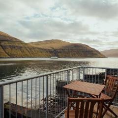 Charming Boathouse with Panoramic Fjord Views