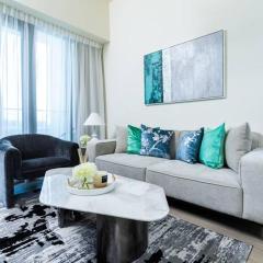 Nasma - Modern 3BR Oasis with Balcony in Azizi Riviera