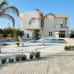 Villa di lusso con piscina e piccola spiaggia