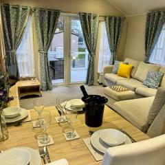 Reed Meadow Lodge - Hoburne Holiday Park - by MaisonPro