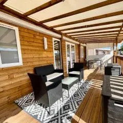 Bungalow neuf avec belle terrasse couverte et piscine