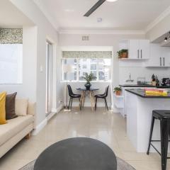 Bright Modern Central Apartment with Pool