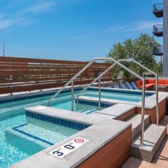 2br 2 Ba Apt Downtown Whot Tub & Amenities!